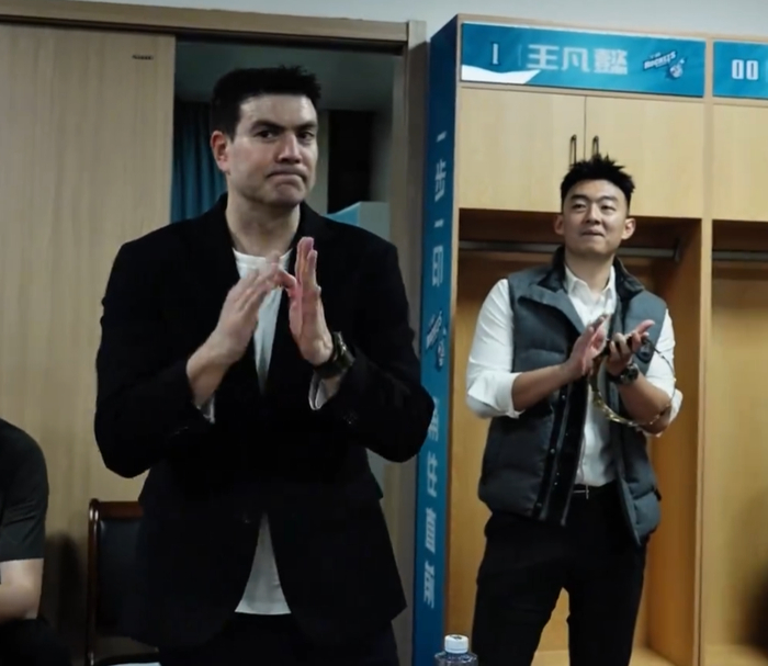 乐鱼体育下载-宁波收官战更衣室！主帅满意战绩，刘家成赞骨气，刘晓宇戴上皇冠|常规赛|北控|比赛|季后赛_新浪体育_新浪新闻